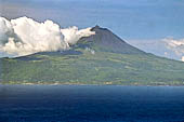 Azzorre - Il vulcano Pico visto dal miradouro da Ribeira do Almeida  Isola Sao Jorge.